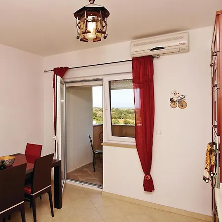 Holiday home 5 Bedroom Stunning In Liznjan