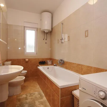Ferienhaus 5 Bedroom Stunning In Ližnjan
