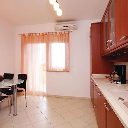Holiday home 5 Bedroom Stunning In Liznjan