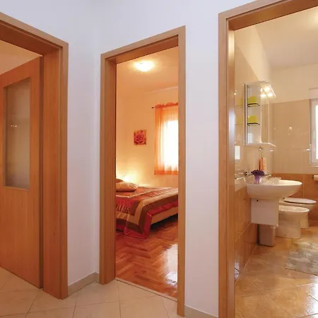 5 Bedroom Stunning In 別荘 Ližnjan
